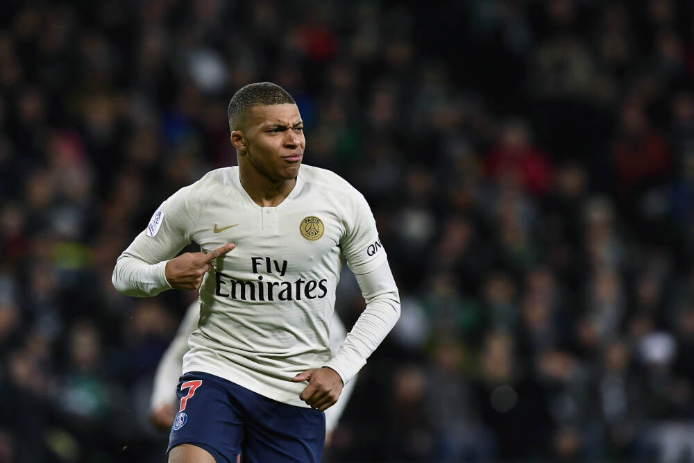 女人不介意你碰这4样“东西”, 就是对你动了真情, 别傻傻不懂!